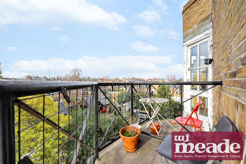 Property photo 3 of 8 Balcony