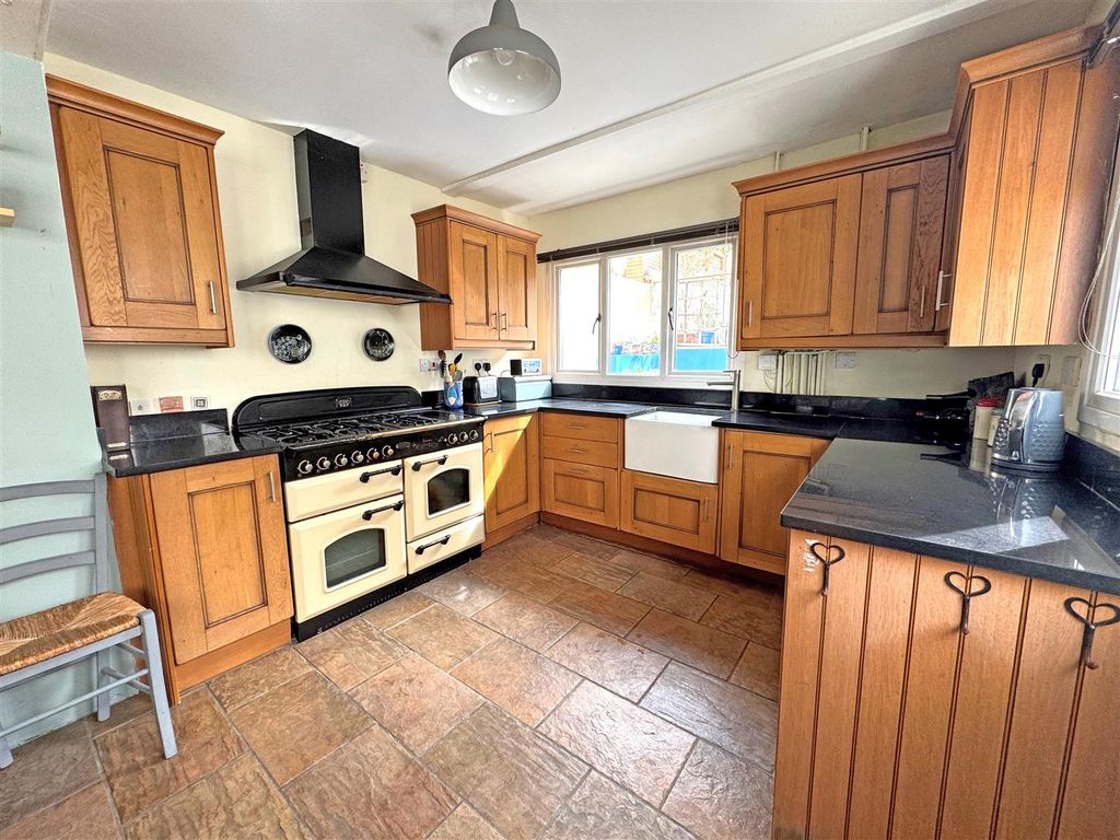 Property photo 2 of 17 121E.Jpg