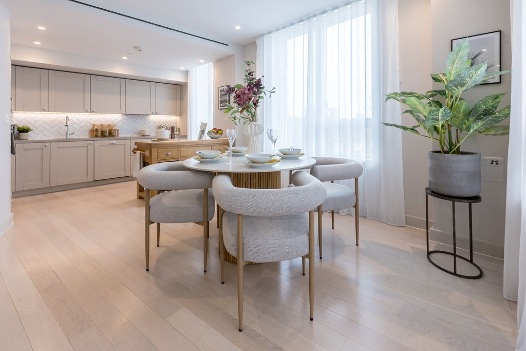 Property photo 1 of 13 Landsby Show Flat