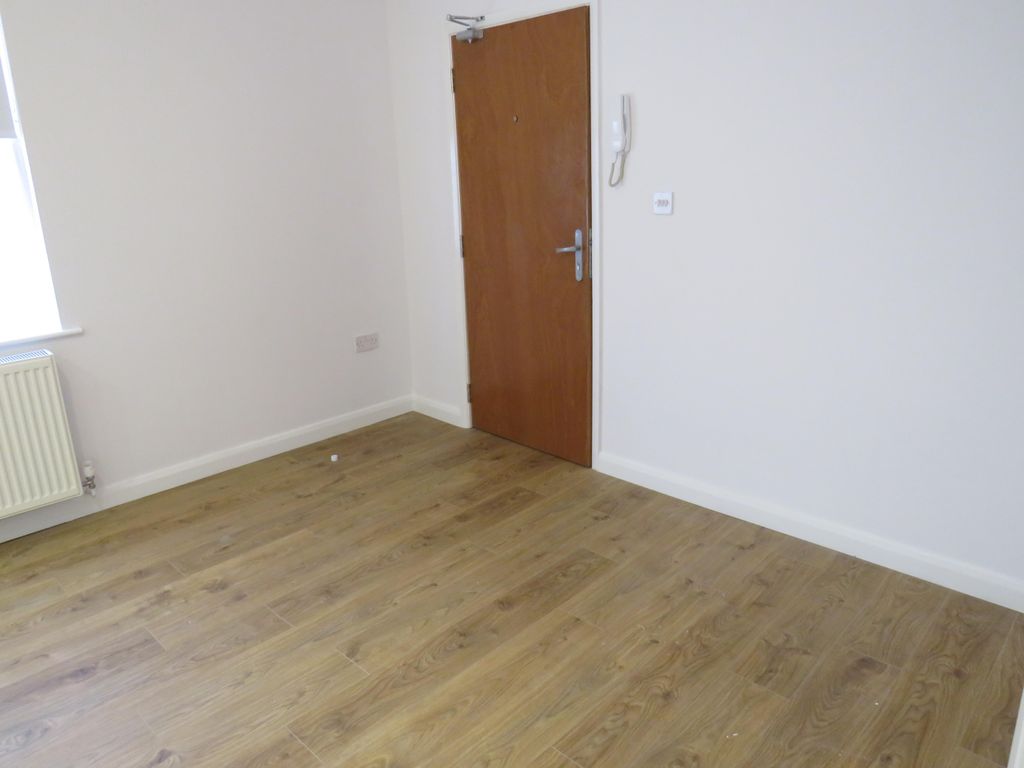 Property photo 3 of 5 Living Room