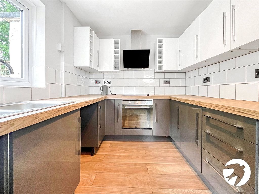 Property photo 2 of 9 Kitchen