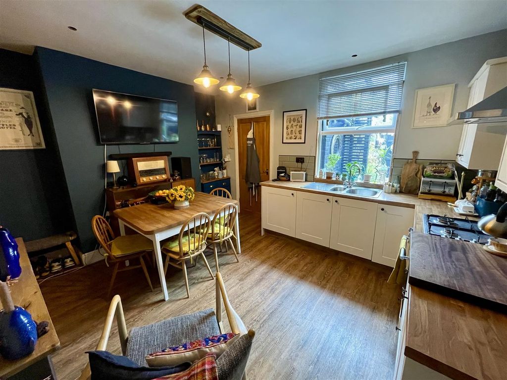 Property photo 3 of 17 Kitchen