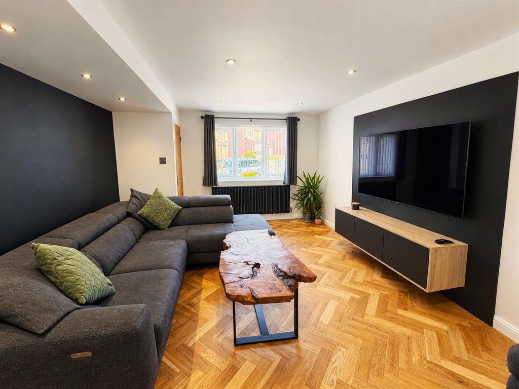 Property photo 2 of 13 Lounge
