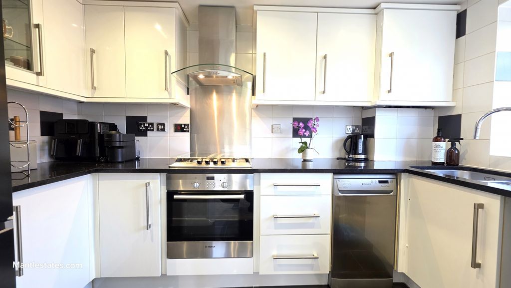 Property photo 2 of 14 Kitchen