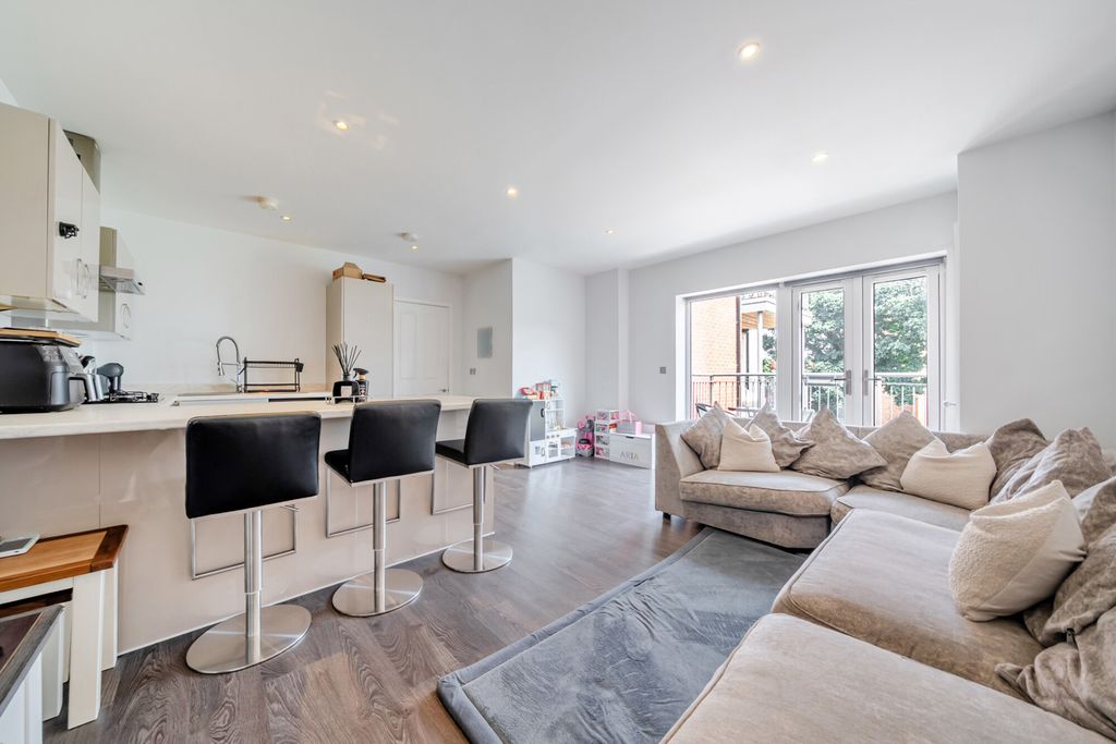 Property photo 2 of 21 1495275-9-6A634Bb...