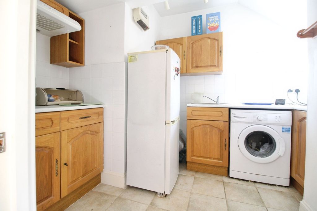 Property photo 2 of 9 Kitchen