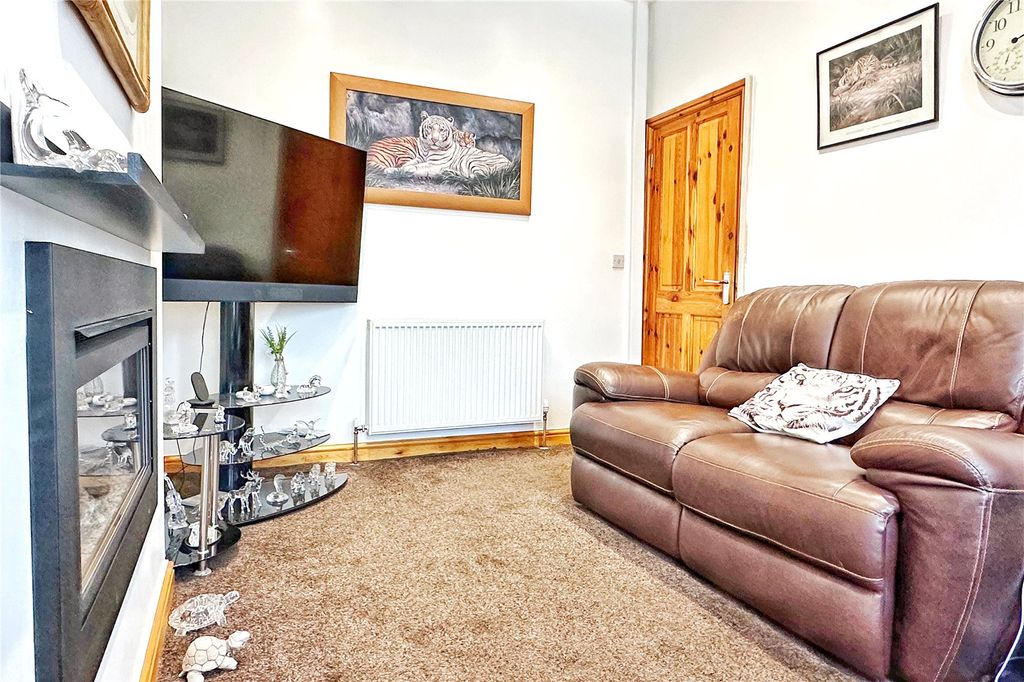 Property photo 3 of 18 Living Room