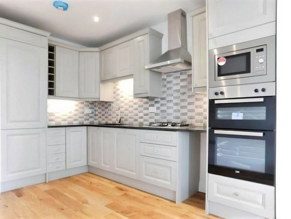 Property photo 3 of 12 Kitchen