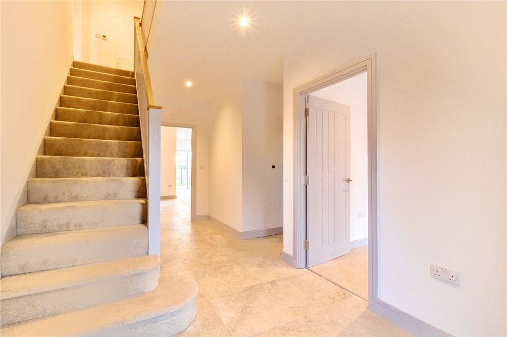 Property photo 2 of 9 Entrance Hall