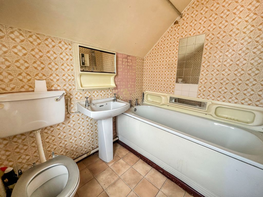 Property photo 3 of 8 Bathroom