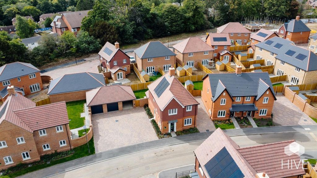 Property photo 2 of 30 Knightwood Chase