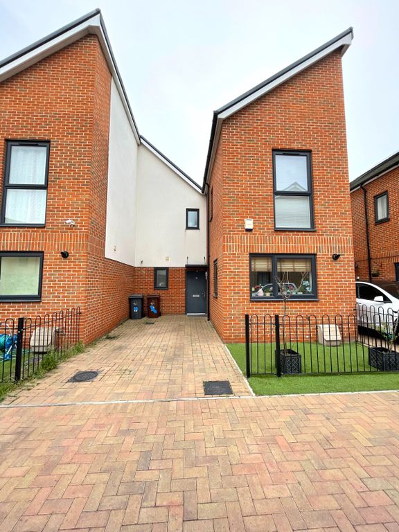 Property photo 1 of 13 Three Bedroom Terraced House