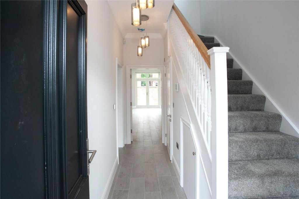 Property photo 2 of 17 Entrance Hall
