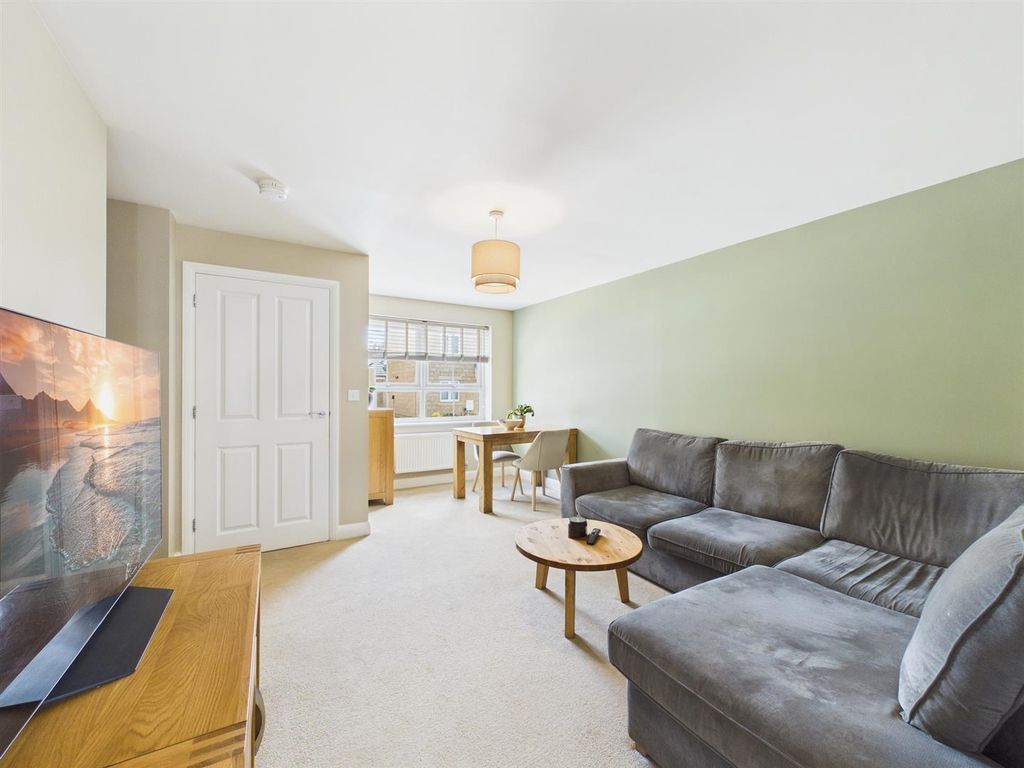 Property photo 3 of 12 Lounge