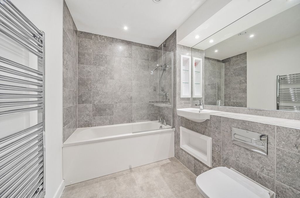 Property photo 1 of 8 Bathroom