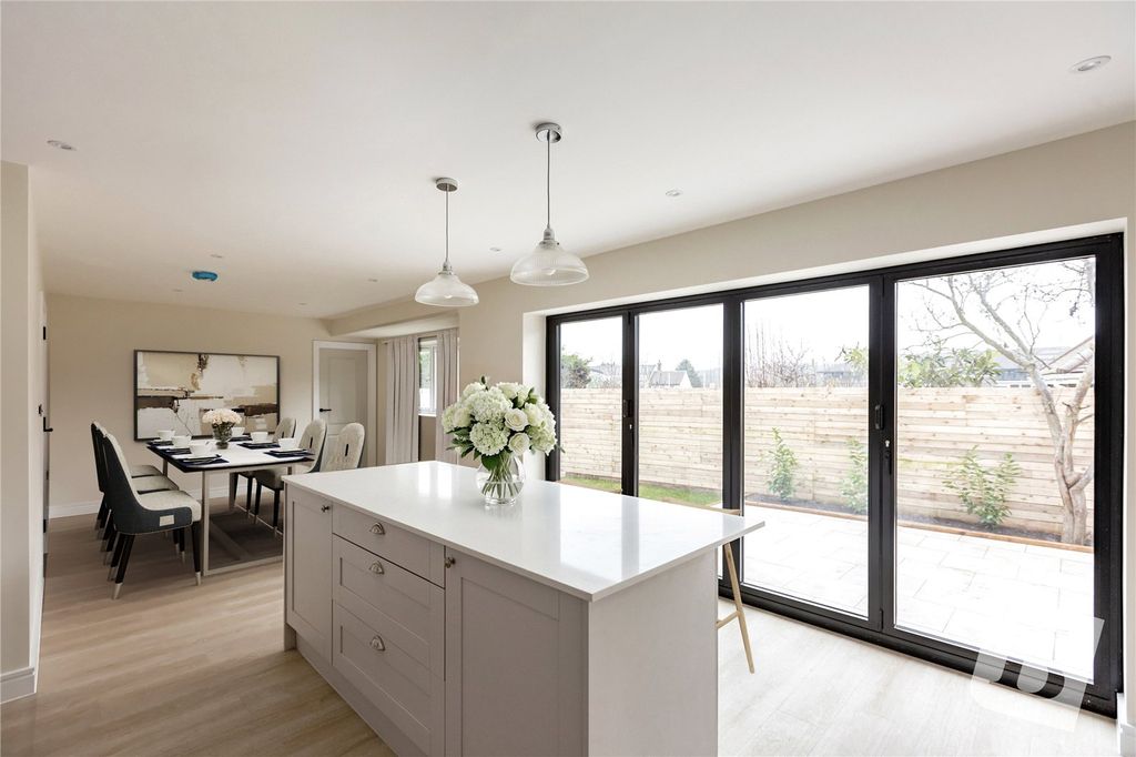 Property photo 2 of 27 Picture No. 32