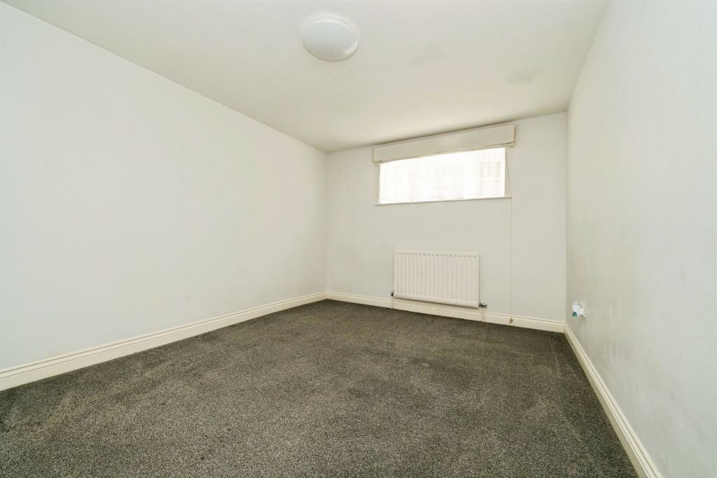 Property photo 2 of 10 Bedroom