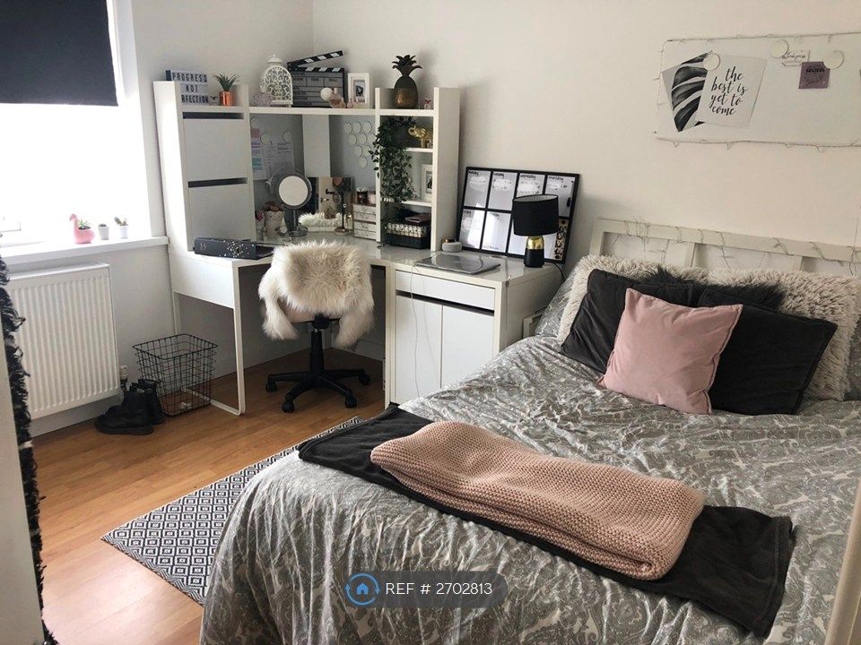 Property photo 2 of 33 Double Bedroom 4