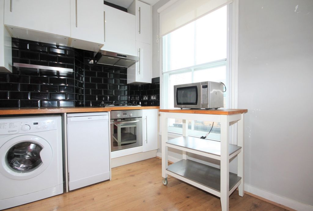 Property photo 3 of 7 Kitchen