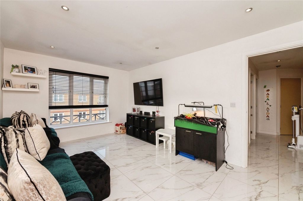 Property photo 3 of 13 Lounge