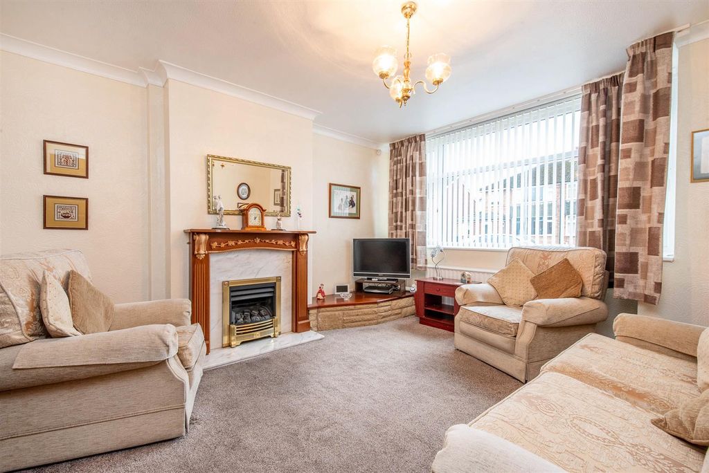 Property photo 3 of 19 Lounge