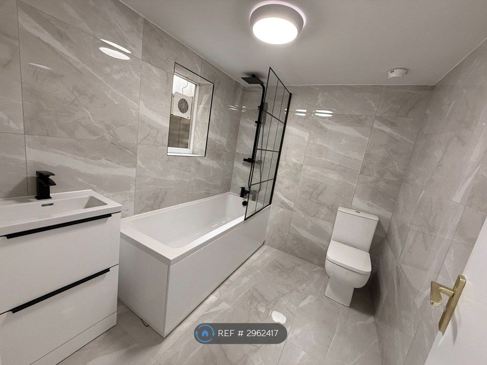 Property photo 3 of 9 Bathroom 1
