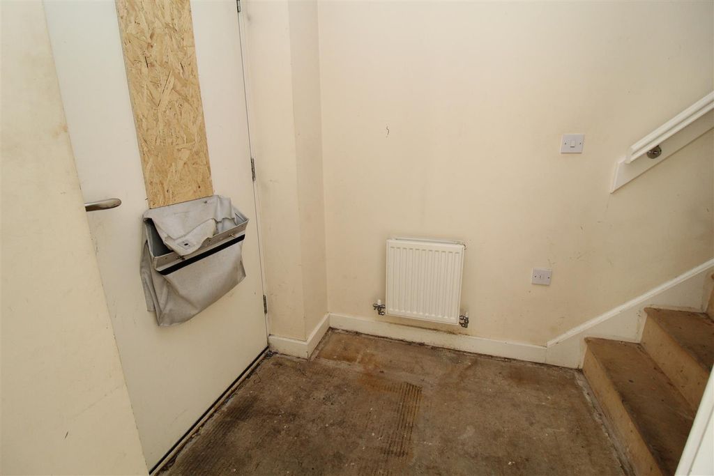 Property photo 2 of 14 Entrance Hallway