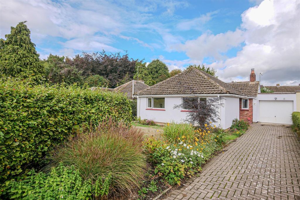 Property photo 1 of 13 Approach