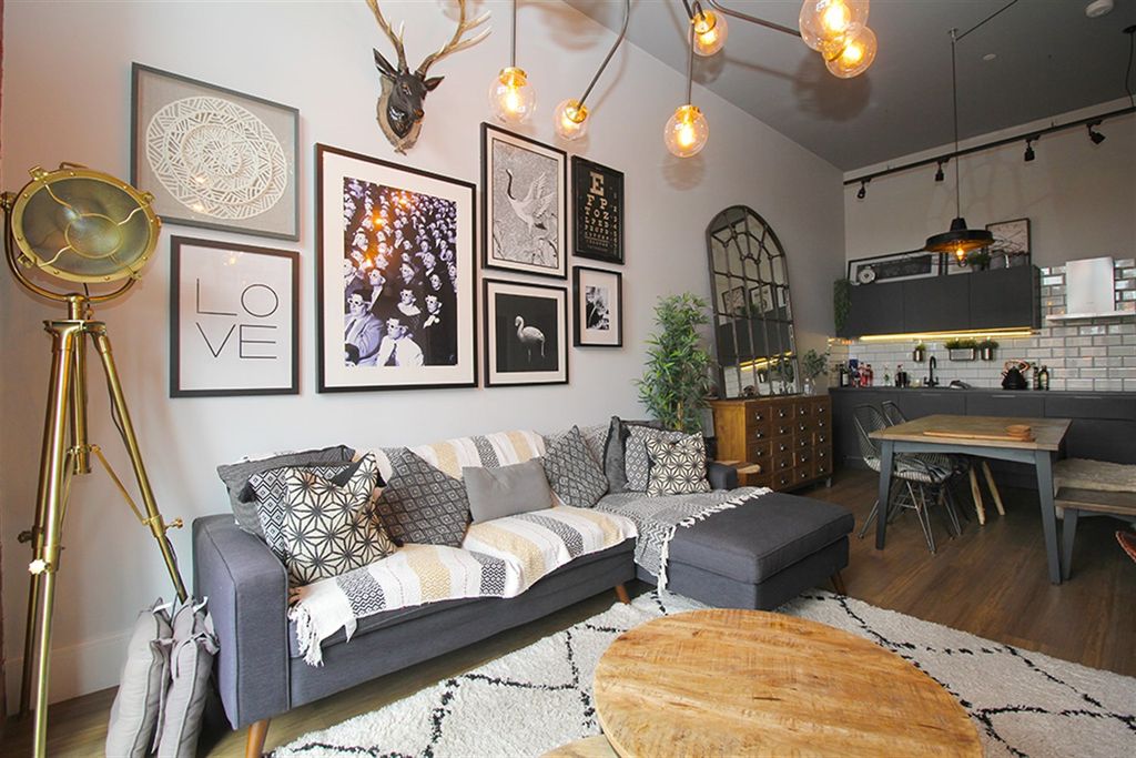 Property photo 3 of 32 Lounge / Kitchen