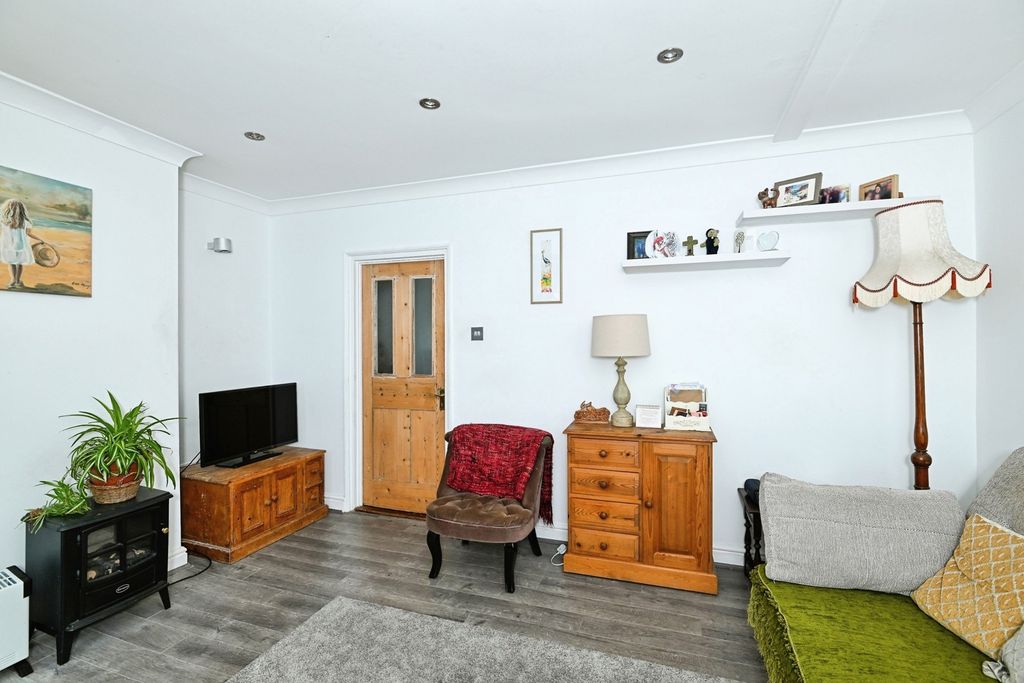Property photo 3 of 16 Lounge