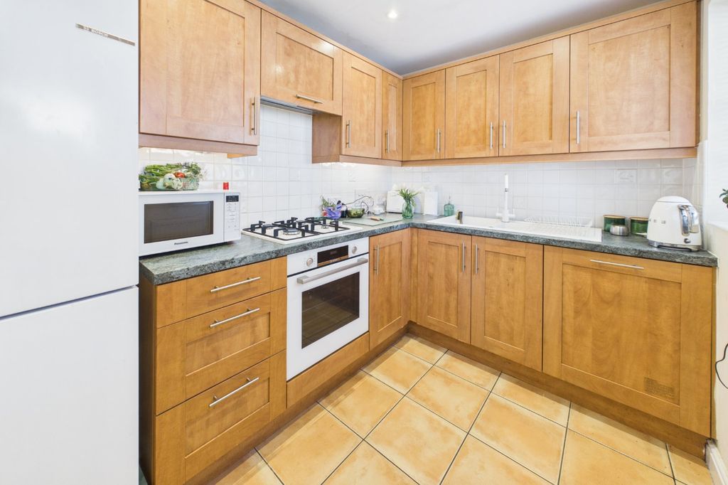 Property photo 3 of 10 Kitchen