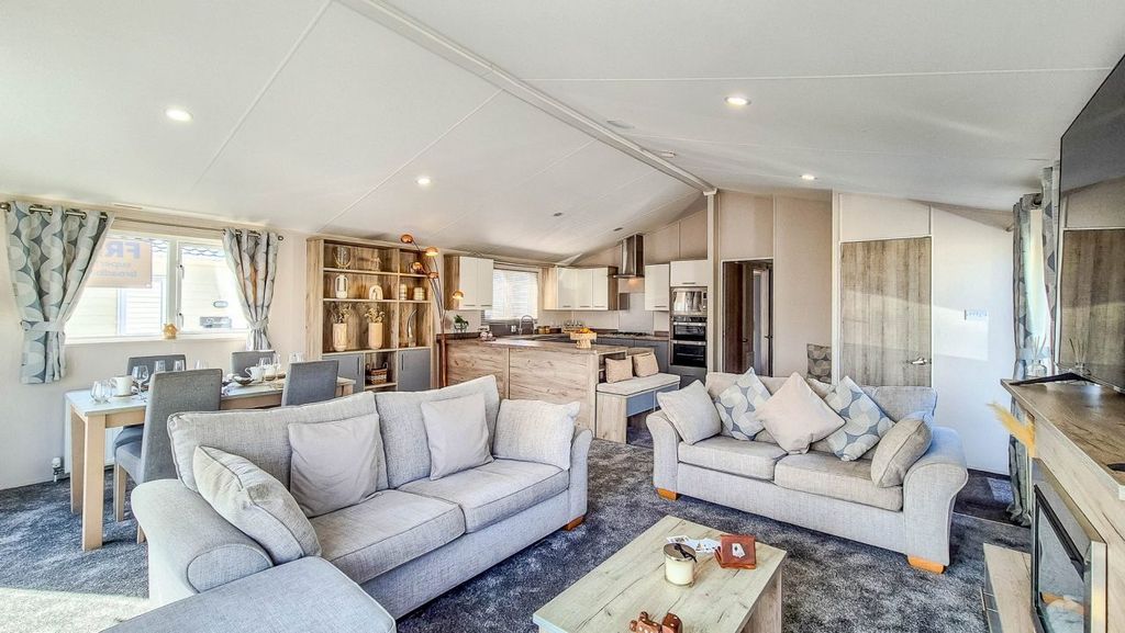 Property photo 2 of 23 Untitled 11