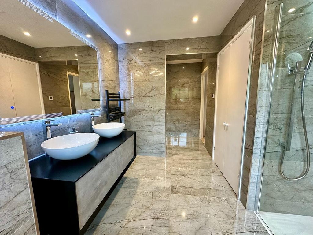 Property photo 2 of 11 Ensuite