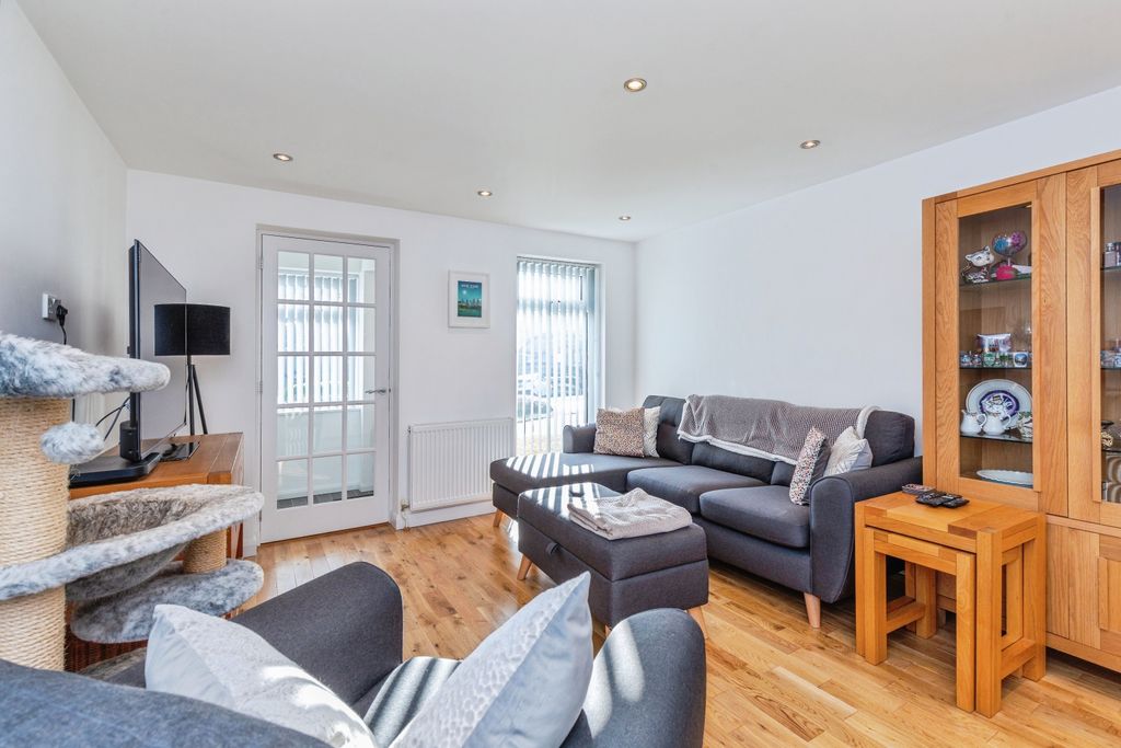 Property photo 3 of 20 Lounge