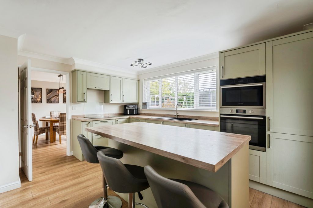 Additional image 2 of 4 bed detached house for saleLinnet Close, Littlehampton BN17