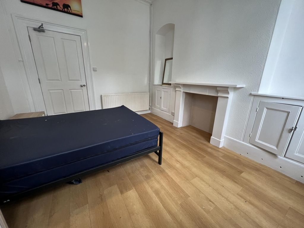 Property photo 3 of 6 Bedroom
