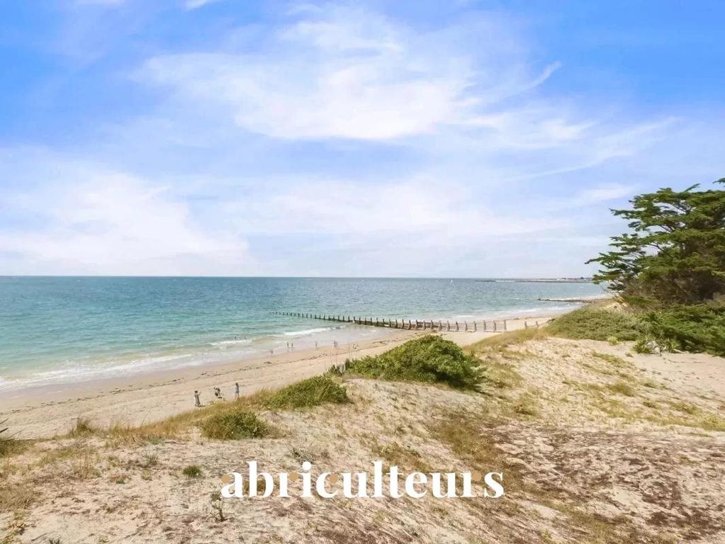 Property photo 1 of 17 Large 200 m² Villa On The Seafront - Beautiful Plot With Multiple Possibilities For Sale In L'épine (85740)