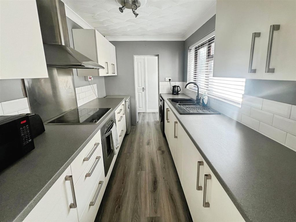 Property photo 2 of 14 Kitchen