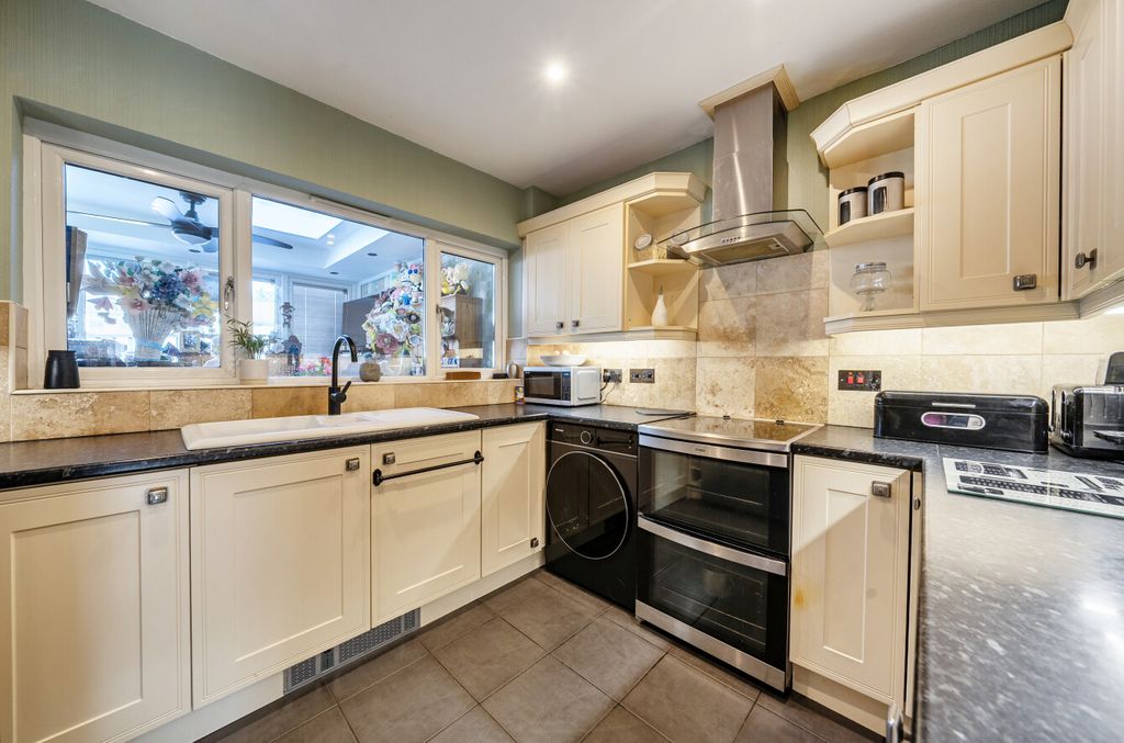 Property photo 2 of 13 15257337
