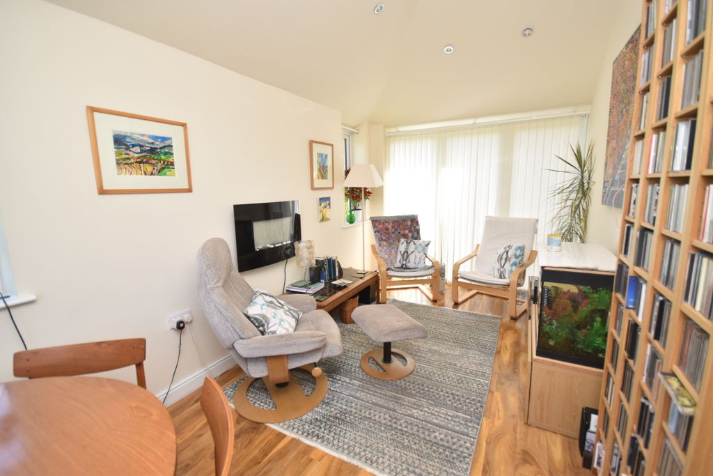 Property photo 3 of 19 Snug