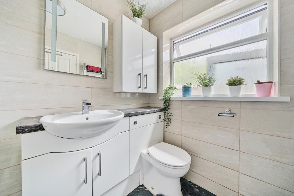 Property photo 2 of 21 Bathroom
