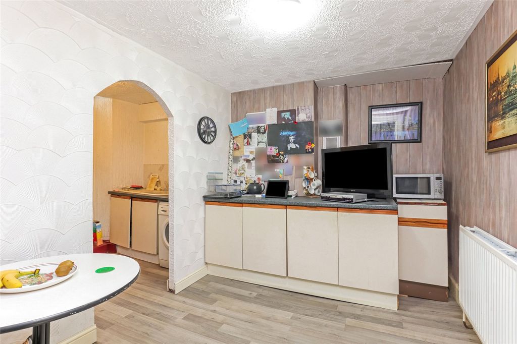 Property photo 3 of 11 4