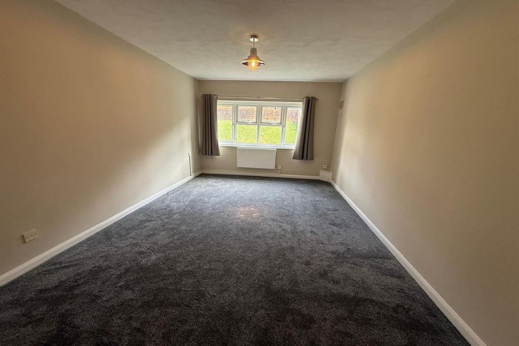 Property photo 2 of 4 Valley Court