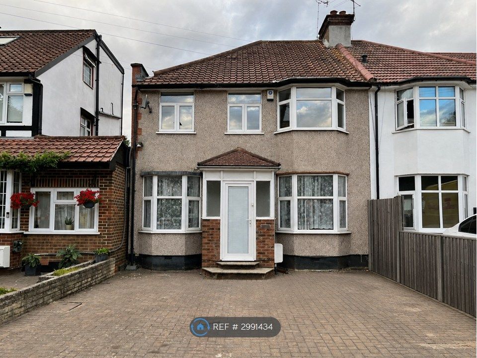 Property photo 1 of 20 4-Bed Family Home With Two-Car Driveway