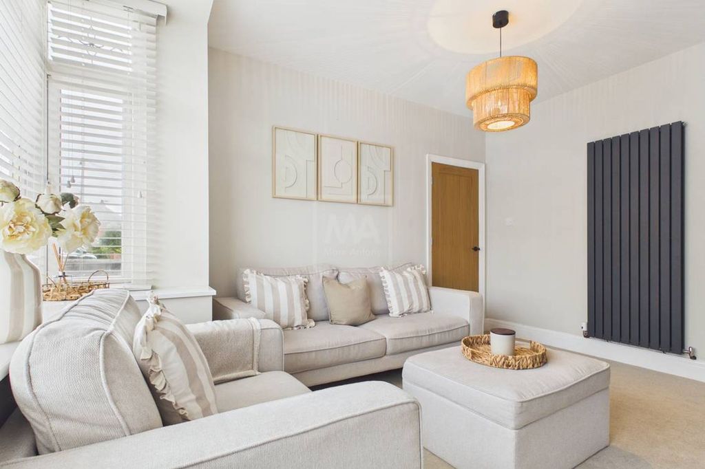 Property photo 3 of 20 Lounge