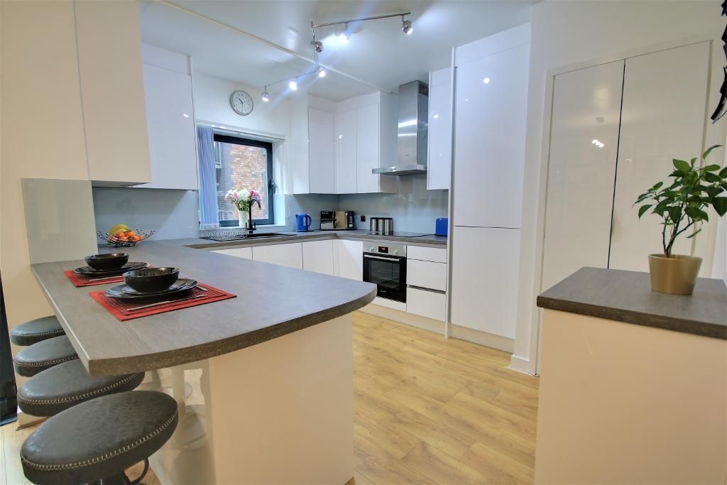 Property photo 3 of 21 Kitchen Breakfast Bar