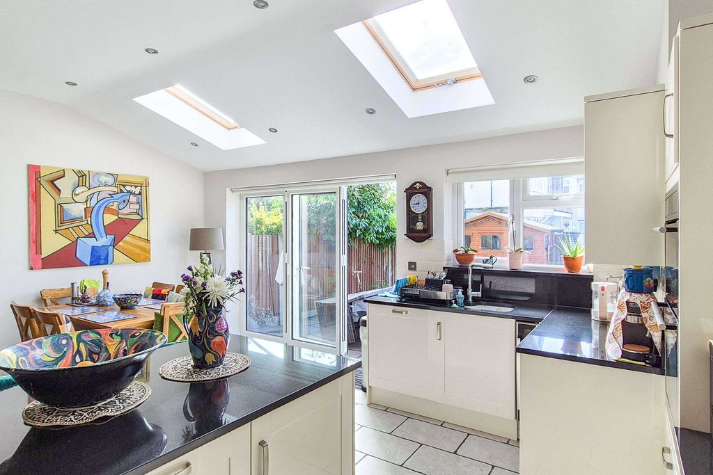 Property photo 2 of 9 2 Summerhill Grove, Enfield, En1 2Hy