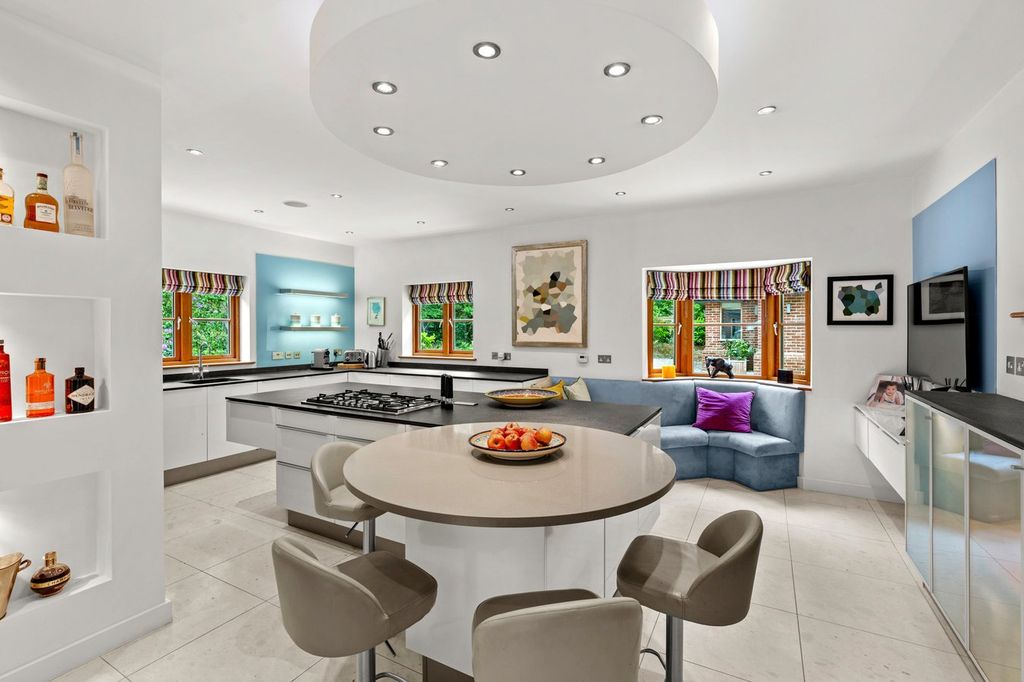 Property photo 2 of 28