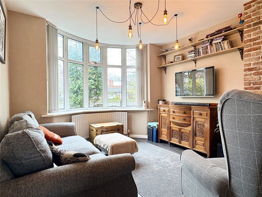 Property photo 2 of 18 Lounge