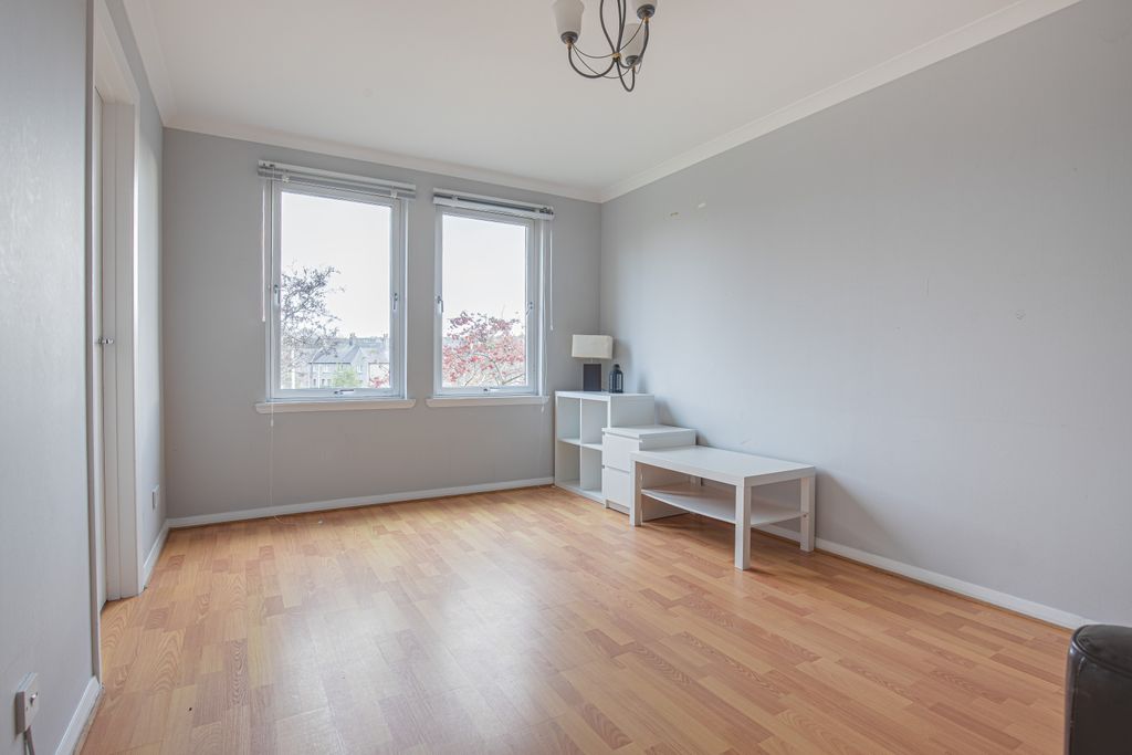 Property photo 3 of 10 Livingangle1